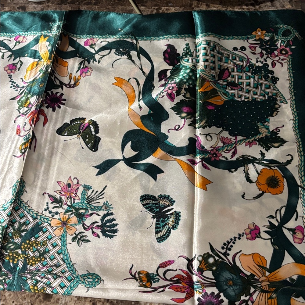 Large Scarf with Green Border NWOT - Picture 4 of 4